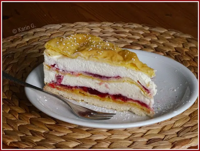 Flockensahne Torte mit Preiselbeeren und Sahne