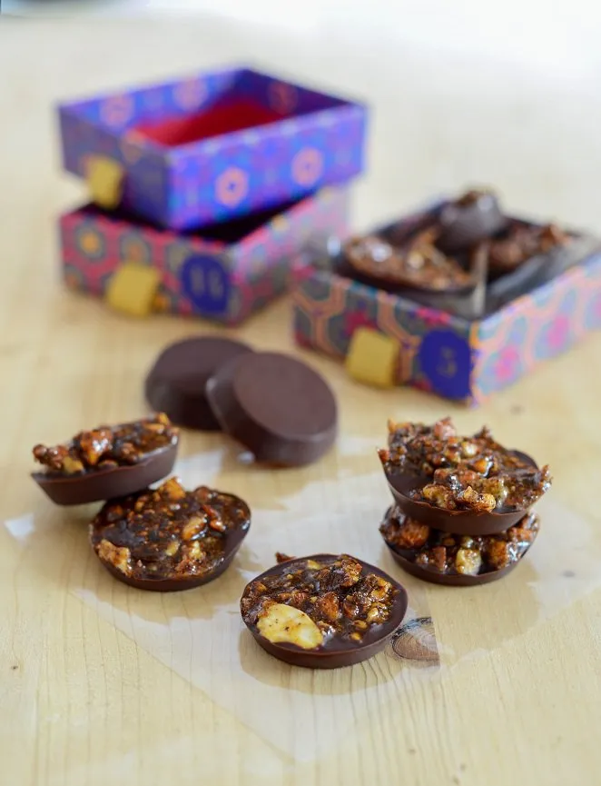 Florentiner mit Salzkaramell auf Backpapier, fertig zum Genuss. Ein klassisches deutsches Weihnachtsgebäck.