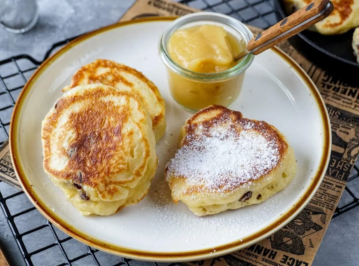 Fluffige Struwen, ein traditionelles Karfreitagsrezept, mit Puderzucker bestreut.
