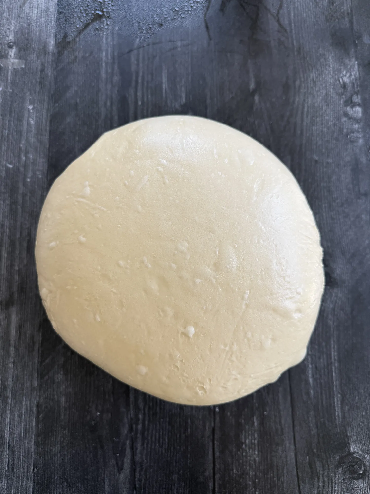 Fluffiger Hefeteig mit Blasenbildung, bereit zum Formen der Burger Brötchen