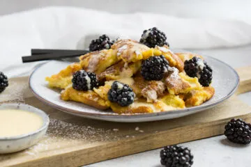 Fluffiger Kaiserschmarrn, histaminarm zubereitet, eine süße Mahlzeit oder ein leichtes Dessert