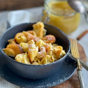 Fluffiger Kaiserschmarrn mit Apfelmus, einfach im Backofen zubereitet.