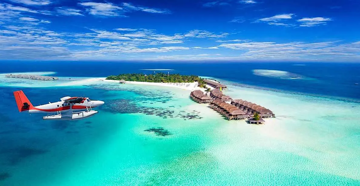 Flugzeug landet auf einer Insel, symbolisiert die Anreise zu einem Inselurlaub.