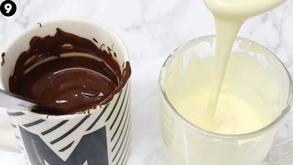 Flüssige Schokoladenglasur in einer Tasse, perfekt zum Tauchen der Cakepops vorbereitet.