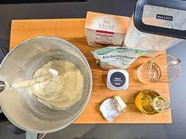 Flüssige Zutaten für die Pinsa vermengen