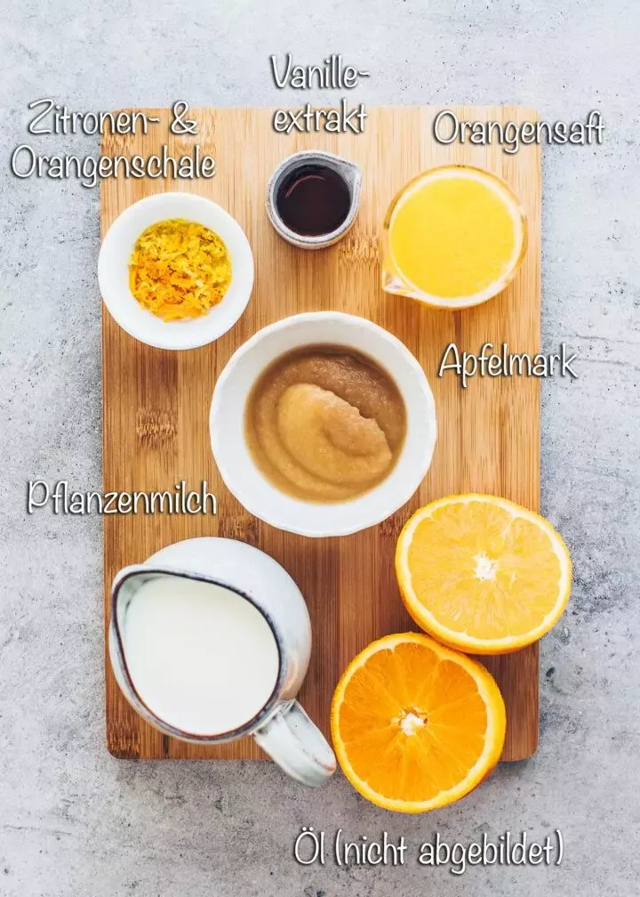 Flüssige Zutaten und Apfelmus für den saftigen veganen Mandelkuchenteig.