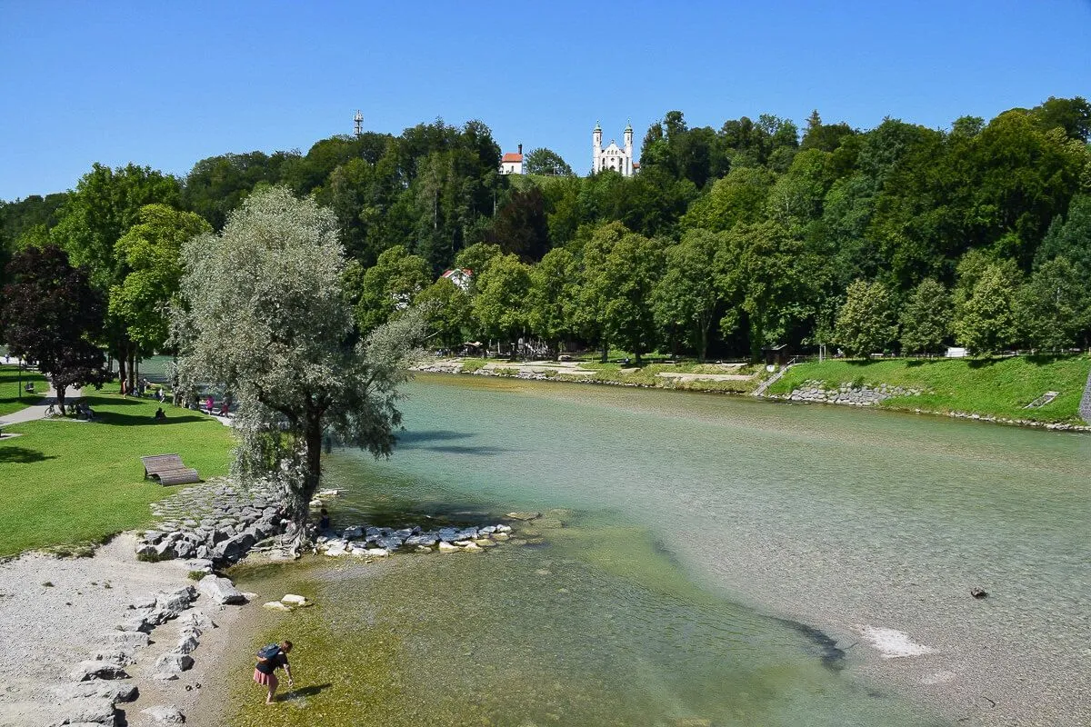 Flusslandschaft: Das malerische Isarufer bei Bad Tölz mit Blick auf die Stadt