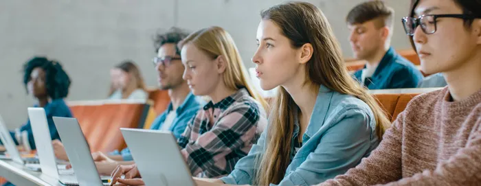 Forschungsteam in Schutzkleidung untersucht Lebensmittelproben, relevant für Qualitätssicherung und Lebensmitteltechnologie