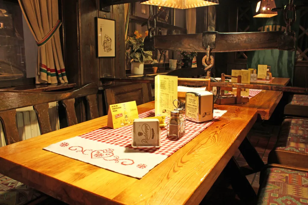 Foto einer festlich gedeckten Tafel in einem der Veranstaltungsräume des Pfannkuchenhauses.