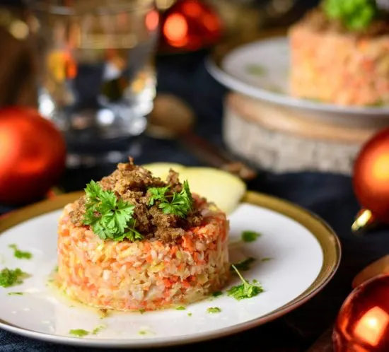 Fränkisches Weihnachtsdinner – „Forelle blau“-Tatar mit Apfel und Schwarzbrot-Crumble