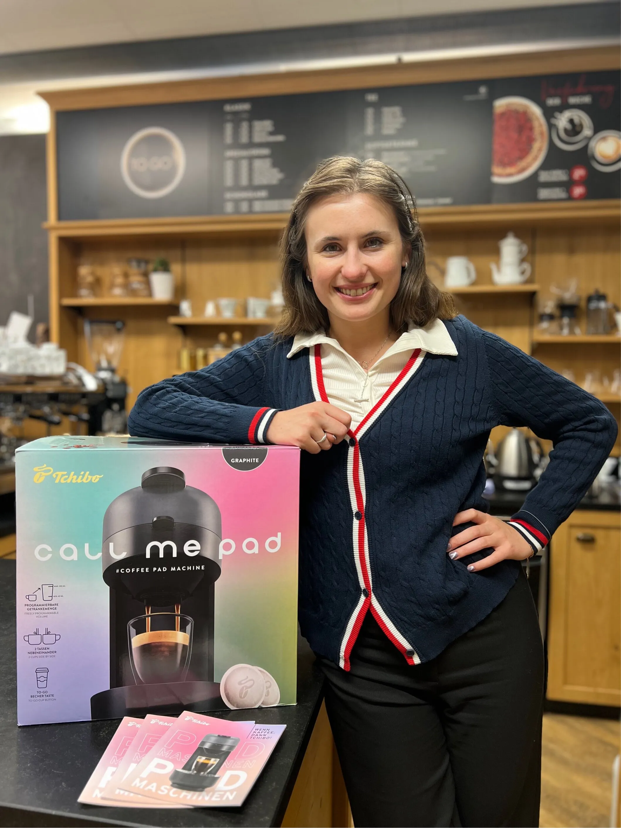Franziska, Produktmanagerin bei Tchibo, präsentiert die neue CALL ME PAD Kaffeepadmaschine.