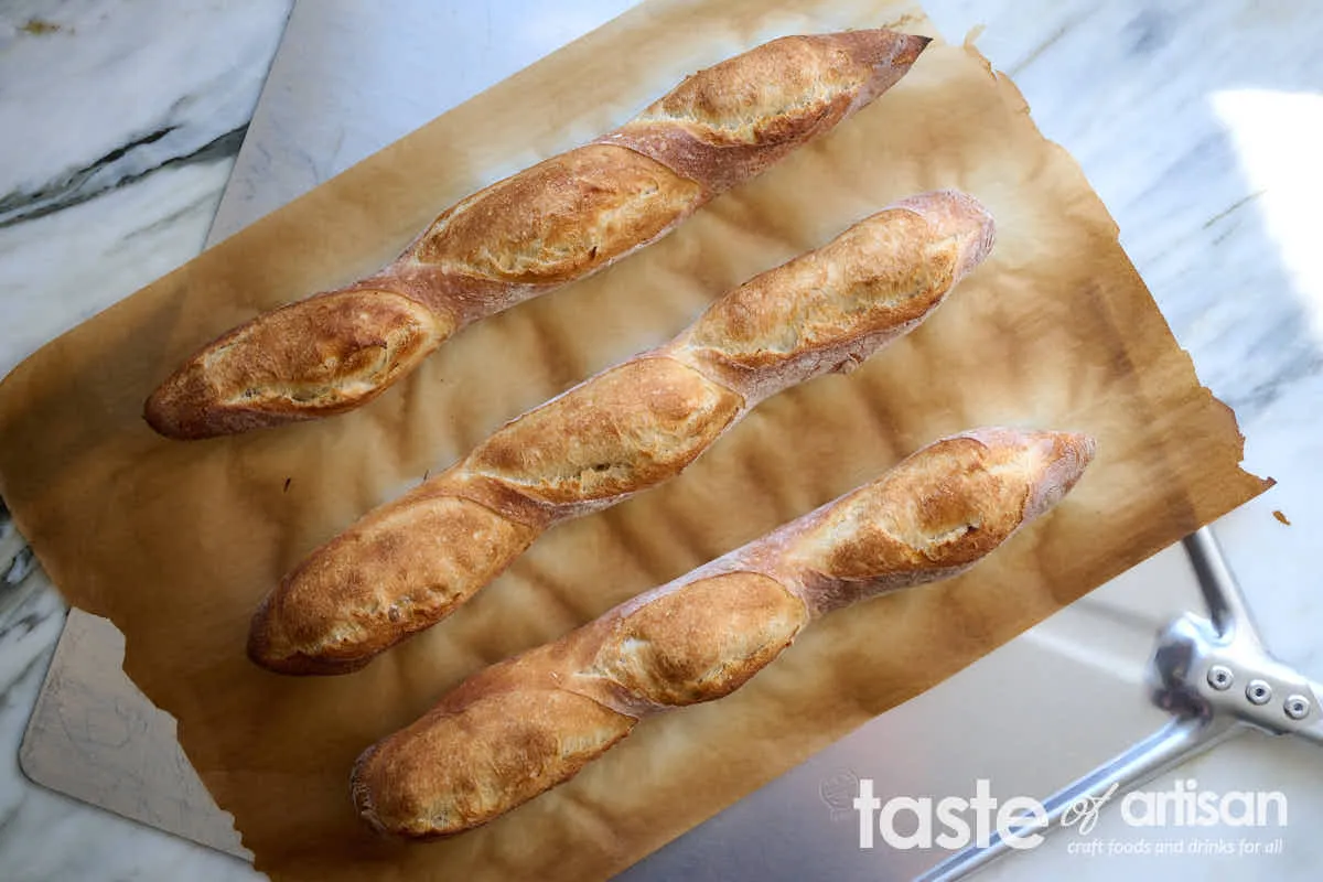 Französische Baguettes auf Backpapier gebacken.
