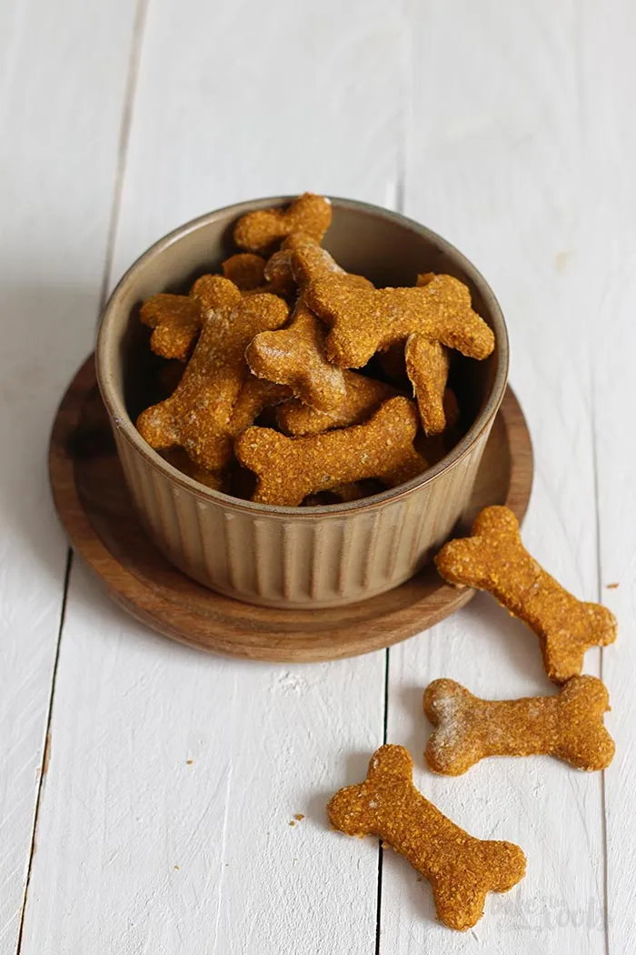 Französische Bulldogge Bruno blickt erwartungsvoll auf selbstgebackene Hundekekse