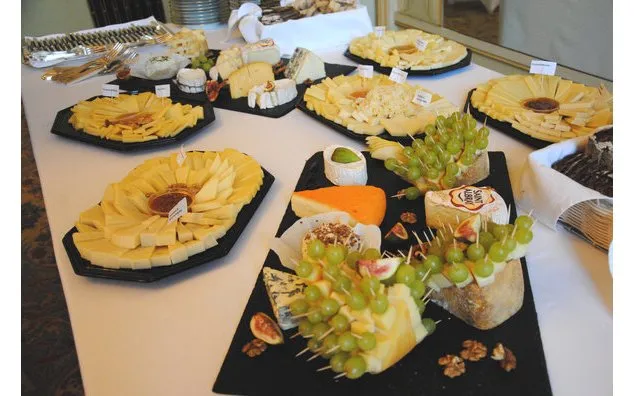 Französische und Schweizer Spezialitäten am Buffet während des EM-Events