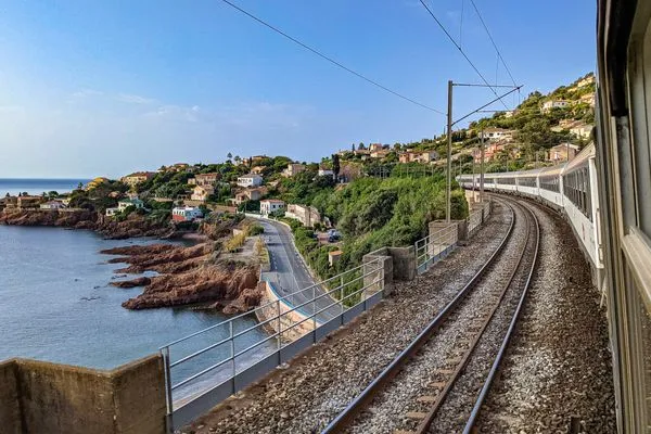 Französischer Nachtzug am Meer