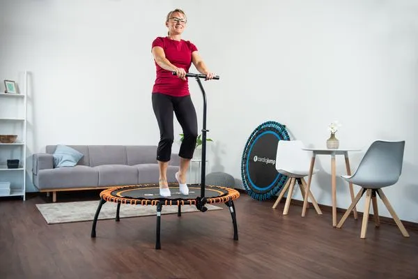 Frau auf einem Fitnesstrampolin