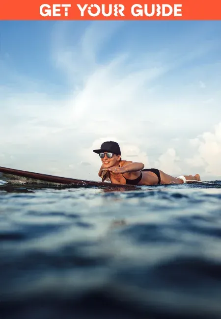 Frau auf Surfboard im Meer