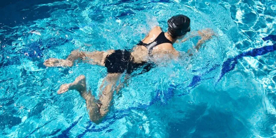 Frau beim Brustschwimmen im Schwimmbecken