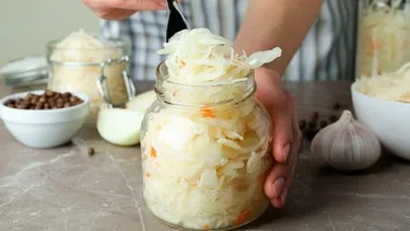 Frau fermentiert Sauerkraut | Bild: mauritius images/ Atlas Studio / Alamy / Alamy Stock Photos