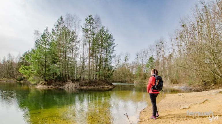 Frau genießt die Aussicht von einem Hügel in der Sächsischen Schweiz