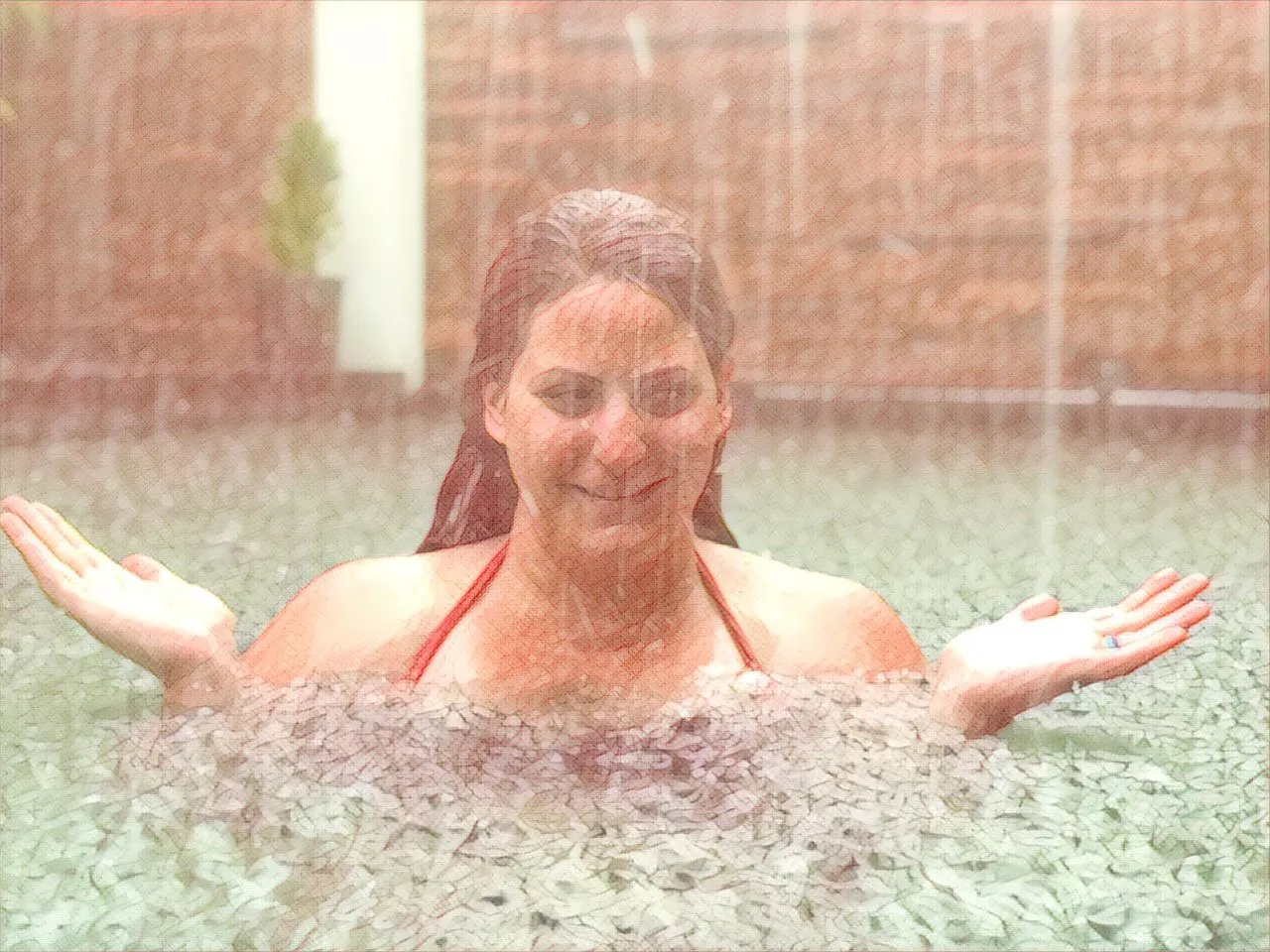 Frau genießt ein erfrischendes balinesisches Getränk am Strand von Bali