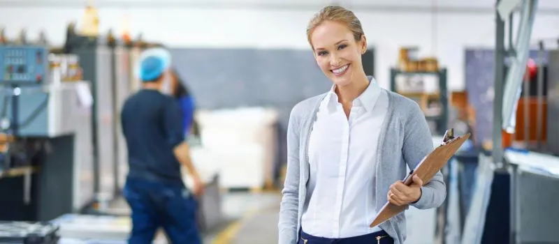 Frau im Home-Office druckt auf umweltfreundlichem Papier