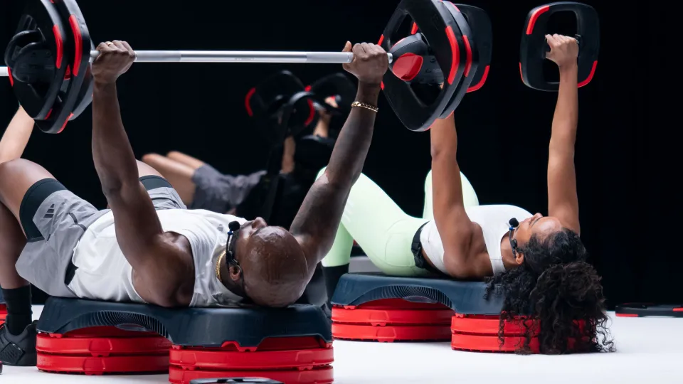 Frau in Bewegung während eines BODYPUMP-Kurses