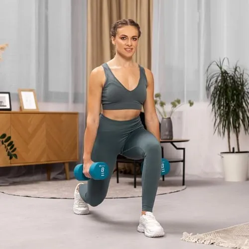 Frau in Sportkleidung macht einen Ausfallschritt mit blauen Hop-Sport Hanteln in den Händen