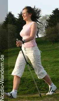 Frau macht Nordic Walking in der Natur