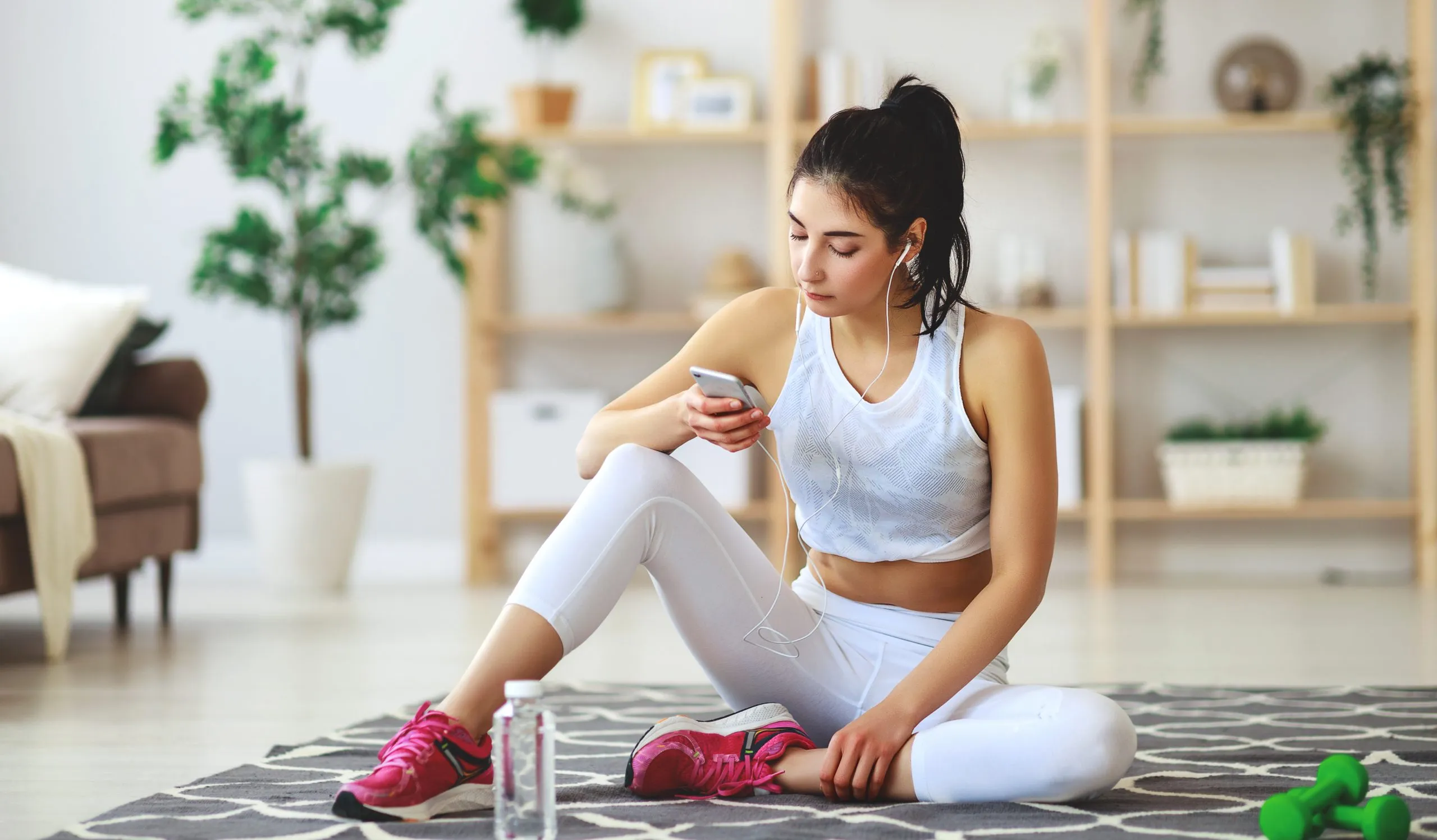 Frau macht Yoga im Wohnzimmer – Ihr privater Fitnessraum für effektives Training