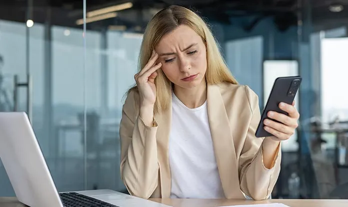 Frau mit Kopfschmerzen