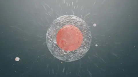 Frau mit reiner Haut und glänzenden Haaren