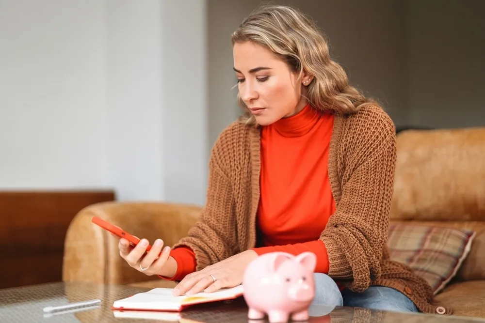 Frau mit Sparschwein