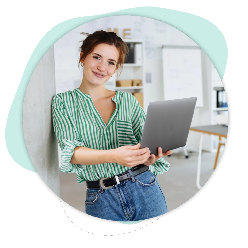 Frau nutzt die Lexware Schnittstelle auf ihrem Laptop