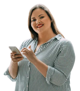 Frau schaut in die Kamera und tippt auf ihr smartphone