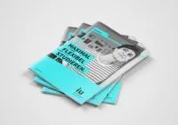 Frau sitzt an einem Schreibtisch und lernt