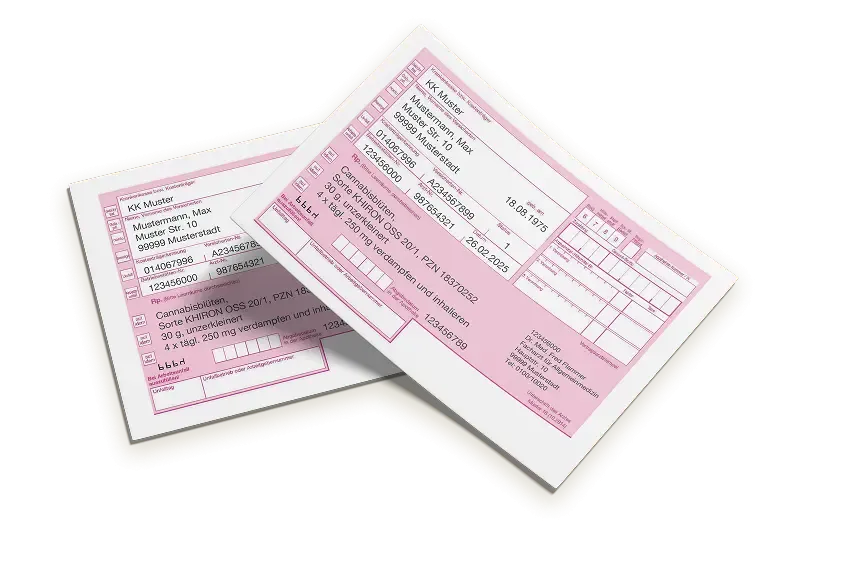 Frau sitzt entspannt auf einer Couch