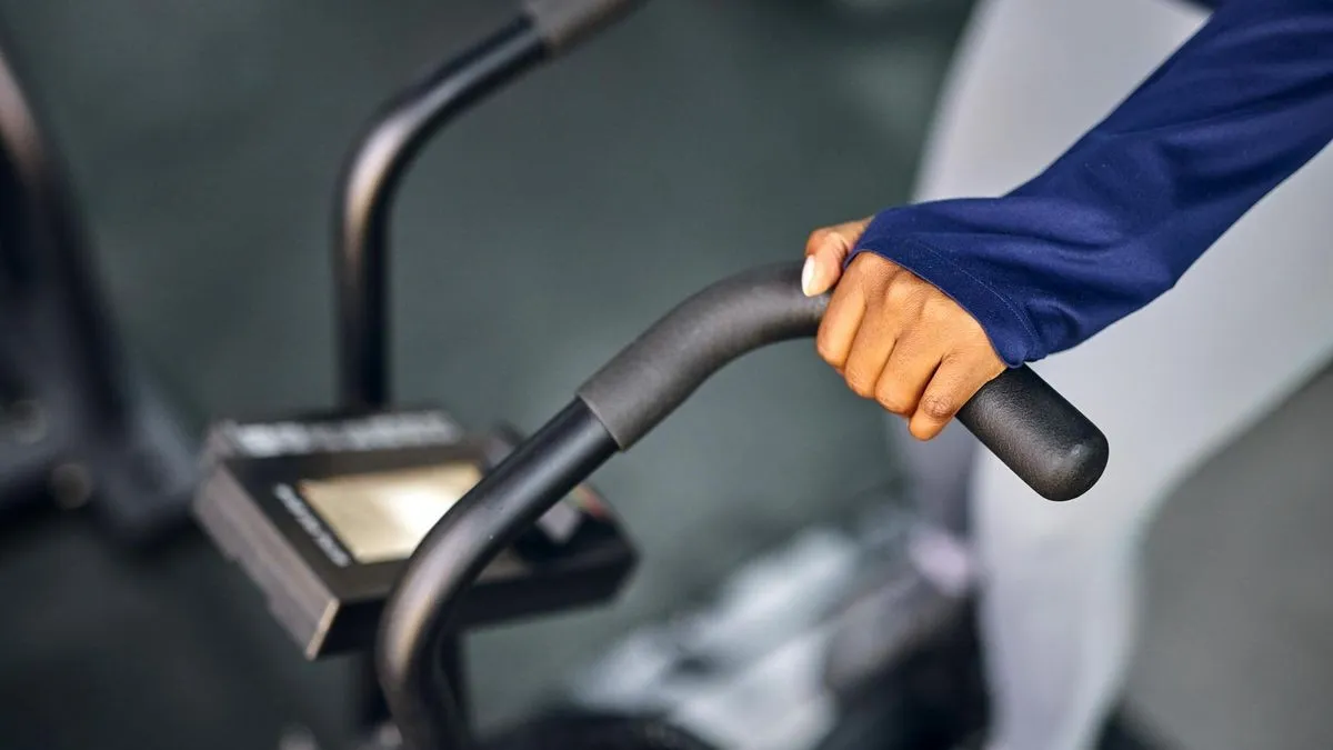 Frau trainiert auf einem Crosstrainer, Fokus auf effektives Ganzkörpertraining und Abnehmen