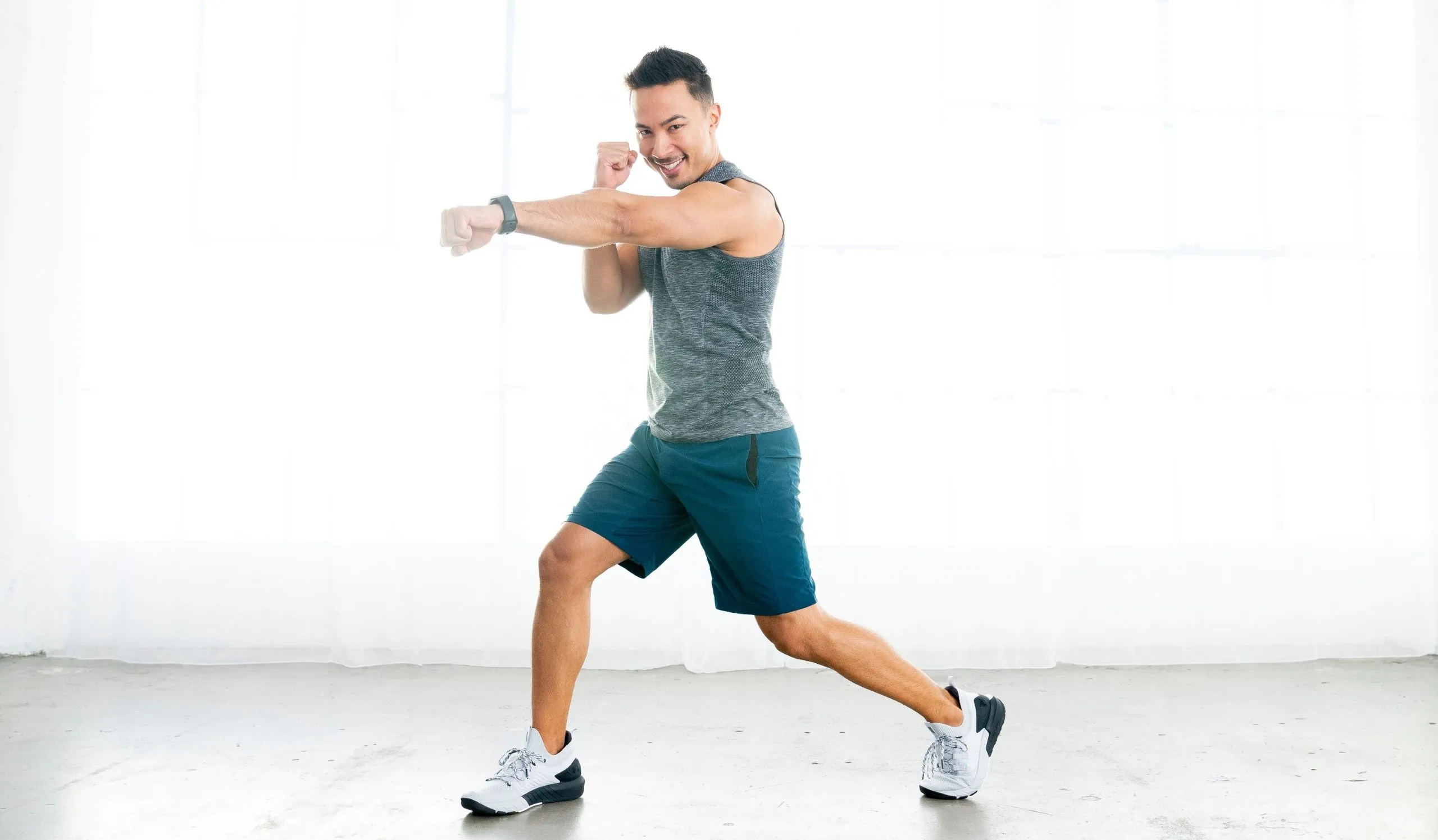 Frau trainiert mit Hanteln zu Hause für Kraft und Ausdauer im Heimtraining