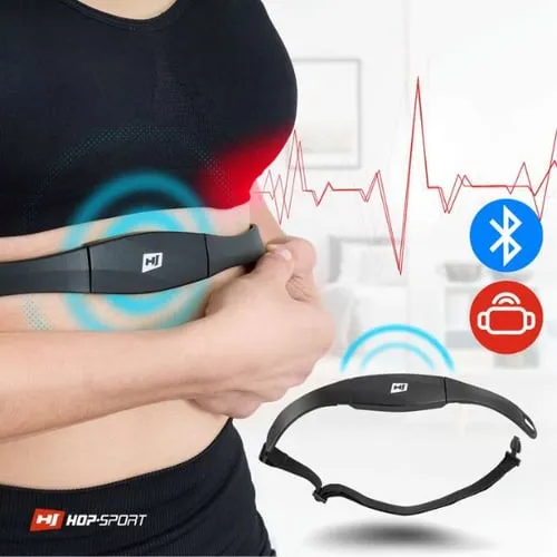 Frau überwacht ihre Herzfrequenz mit einem Hop-Sport Pulsgurt während des Trainings, wichtig für die Steigerung des Kalorienverbrauchs auf dem Crosstrainer.