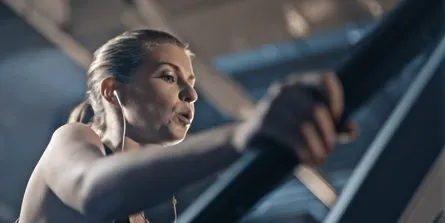 Frauen absolvieren Ausdauertraining auf modernen Precor Cardiogeräten.