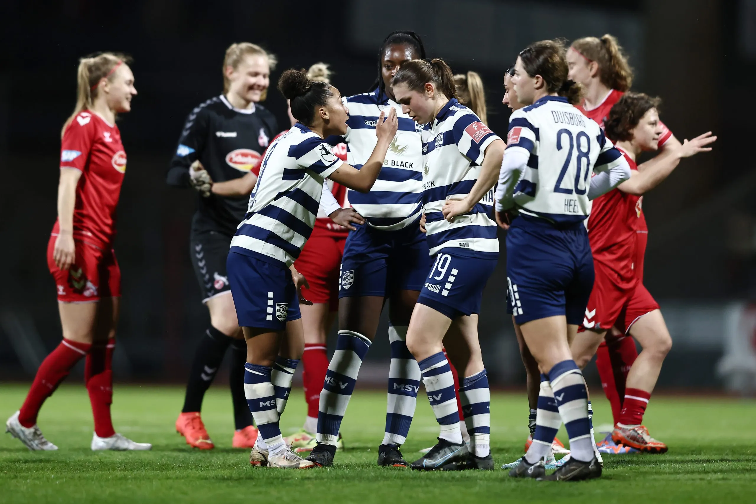 Frauenfußballerinnen des MSV Duisburg wirken enttäuscht nach einer Niederlage in der FLYERALARM Frauen-Bundesliga, ein Sinnbild für den sportlichen Abstieg des Vereins.