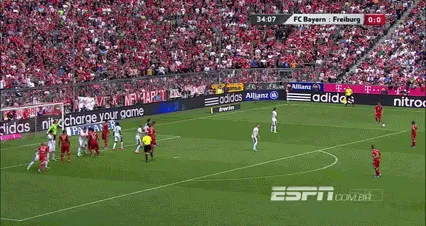 Freiburgs Torhüter Oliver Baumann versucht den Ball abzuwehren