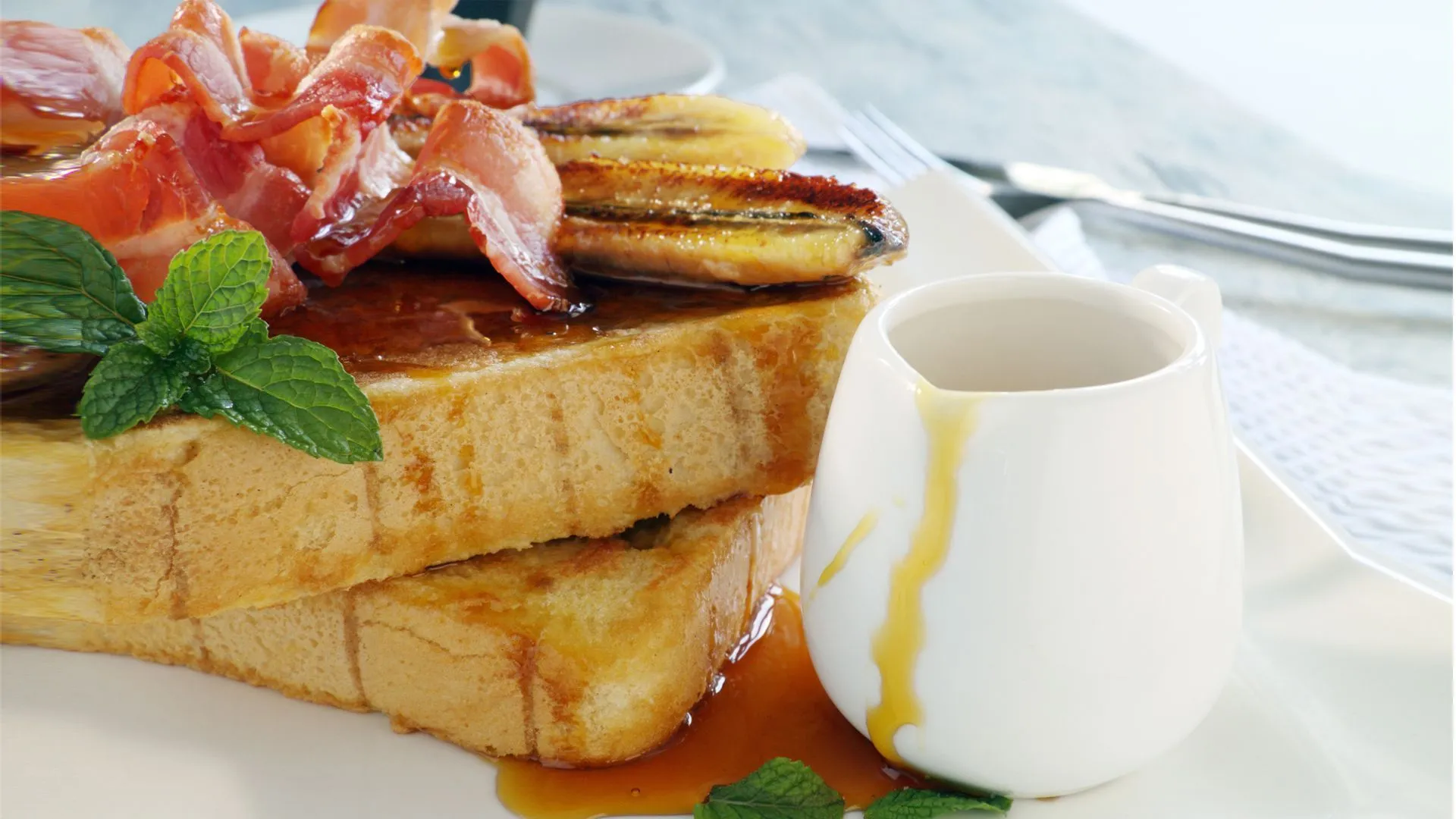 French Toast mit kross gebratenem Speck für ein herzhaftes Frühstück oder Brunch.