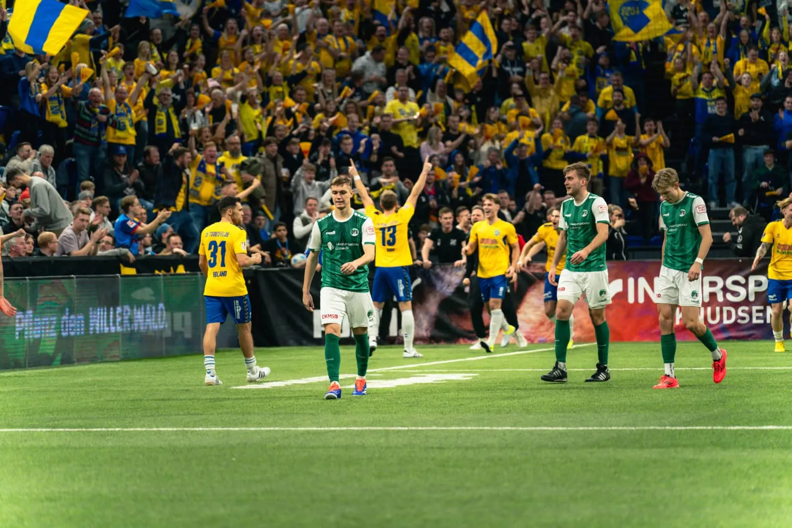 Freudiger Jubel nach einem Treffer für den SV Todesfelde im spannenden Halbfinale des LOTTO MASTERS