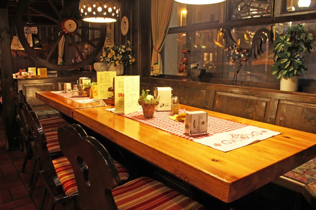 Freundliches Servicepersonal begrüßt Gäste im Restaurant.