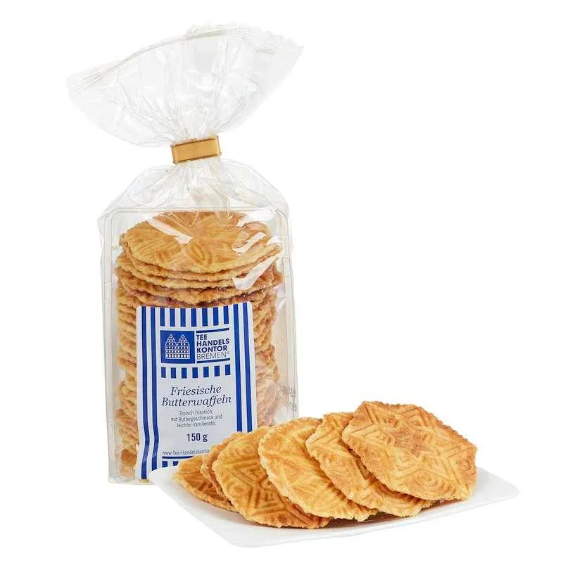 Friesische Butterwaffeln auf einer Servierschale neben der Produktverpackung
