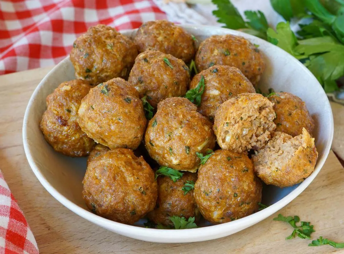 Frikadellen im Backofen mit Kartoffeln und Gemüse