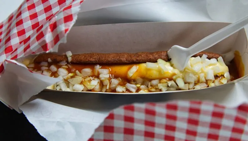 Frikandel &quot;speciaal&quot; mit Zwiebeln, Mayonnaise und Currysauce, ein beliebter niederländischer Imbiss