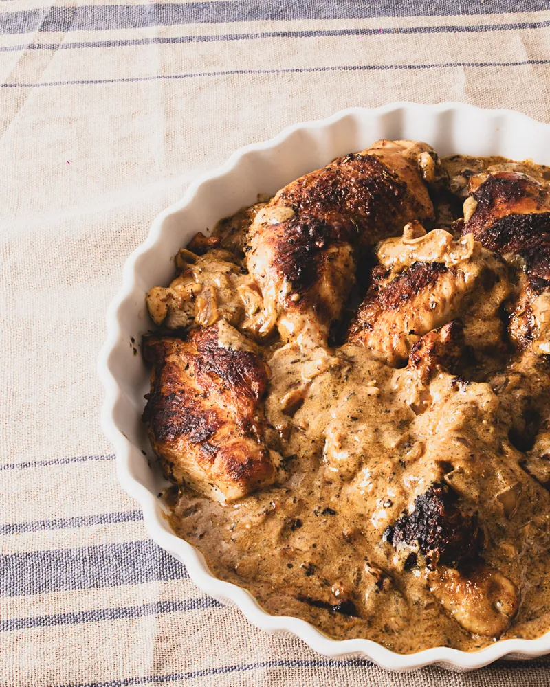 Frisch angerichtetes Huhn in Dijon-Senf-Sauce mit aromatischen Kräutern, ein vielseitiges Gericht für Ihre Sammlung an Rezepten mit Huhn.